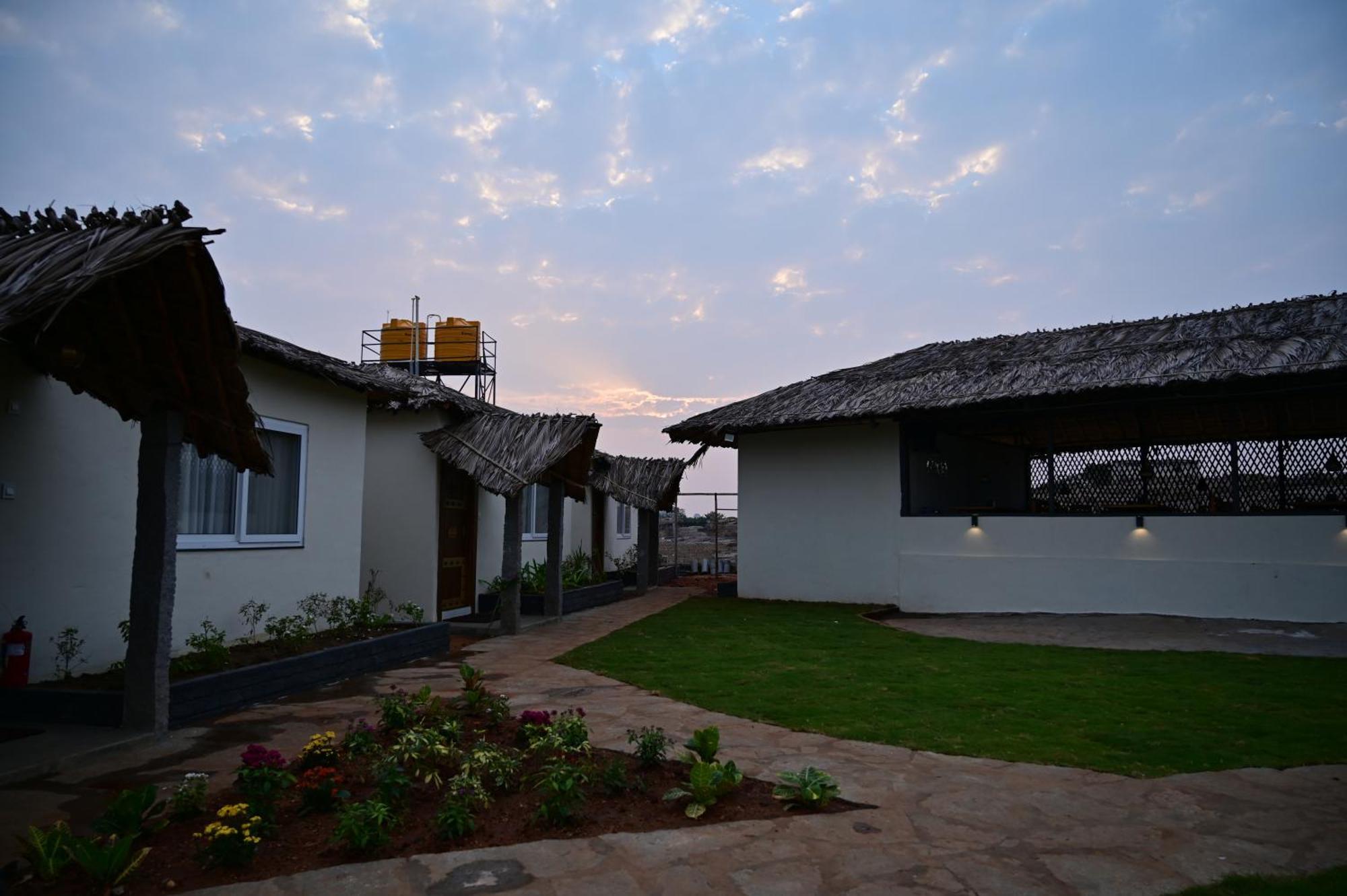 Hotel The Hampi Cafe Exterior foto